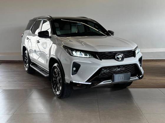 TOYOTA HILUX SW4 2.8 D-4D TURBO DIESEL DIAMOND 7L 4X4 AUTOMÁTICO